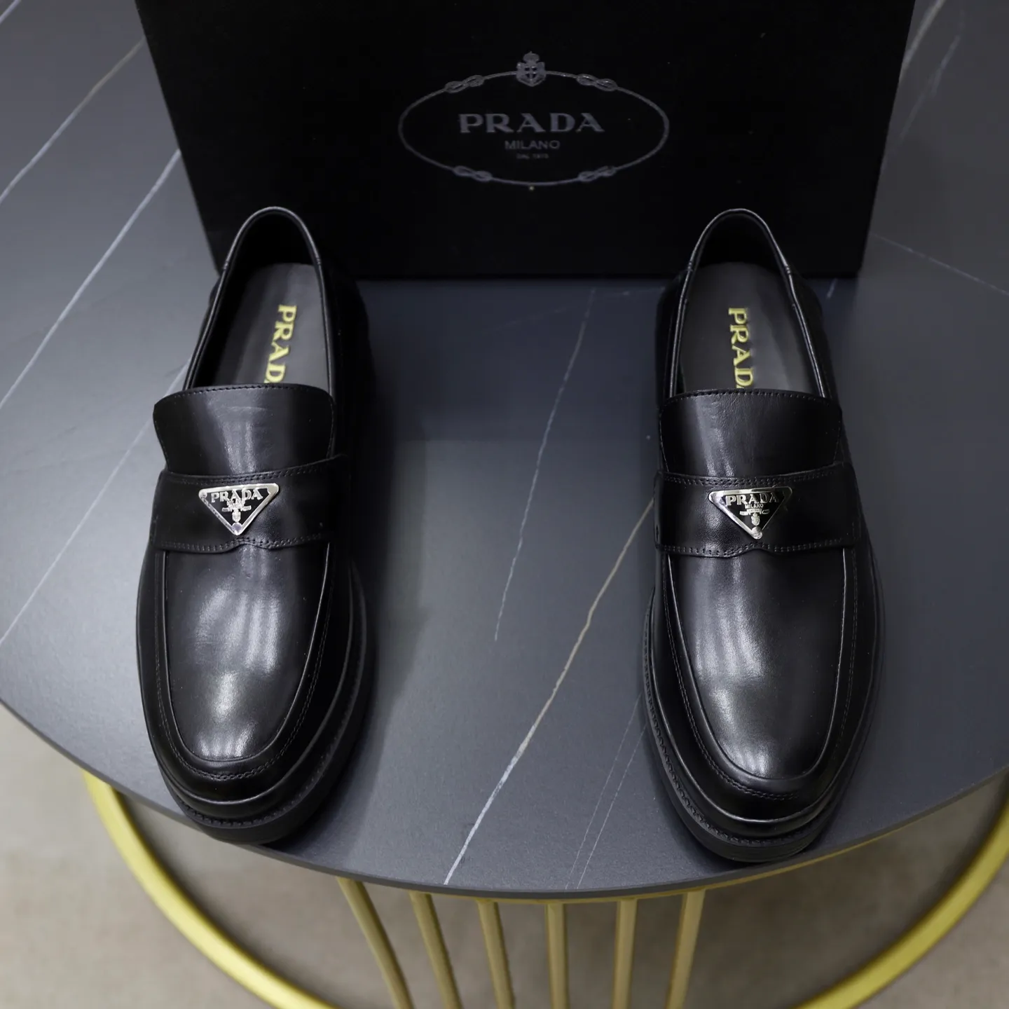 Ex-factory price: 500💰🙅‍♂️🙅‍♂️🙅‍♂️ Brand: PRADA Standard code: Men's code 38-44 (45 can be customized) Grade: Same style as the official website Original order quality Material: Original cowhide surface Comfortable lining Original outsole Style category: Men's fashionable casual leather shoes Distinguished big-name luxury elements Top luxury Color: Color of the actual picture